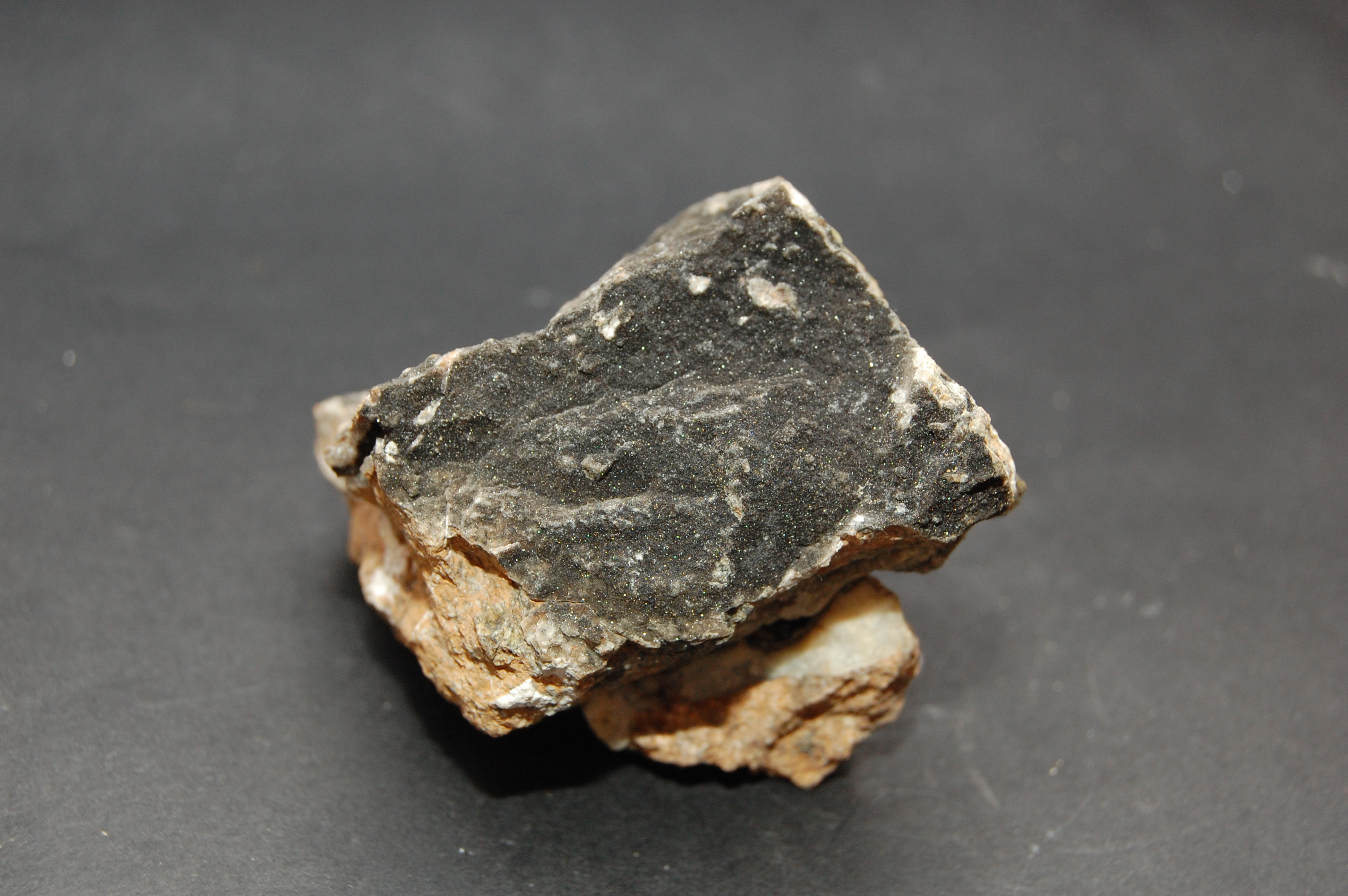 czarny chalcedon - Wiry